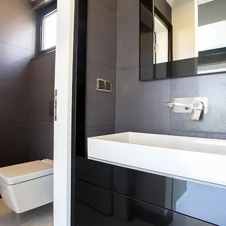 5 Bedroom 9363