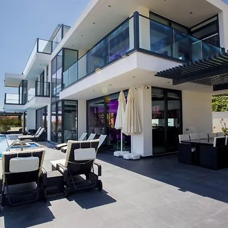 5 Bedroom 9363